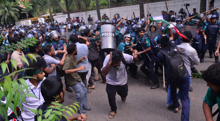 আন্দোলনরত শিক্ষার্থীদের ওপর পুলিশের হামলার