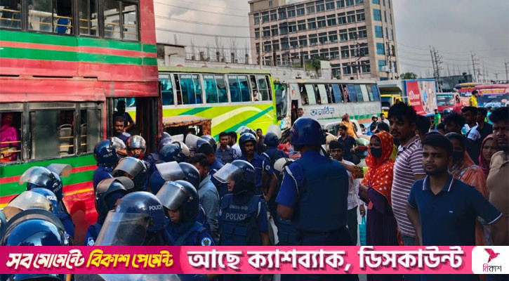 গাজীপুরে বেতনের দাবিতে শ্রমিকদের বিক্ষোভ-সড়ক অবরোধ