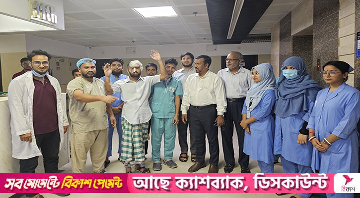 আত্মবিশ্বাস ফেরাতেই চবি শিক্ষার্থী মামুনকে হাঁটানো হয়, বলছেন চিকিৎসক