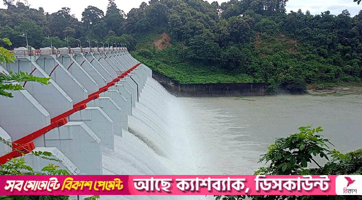 কাপ্তাই বাঁধের জলকপাট খুলে সেকেন্ডে ছাড়া হচ্ছে ৬৩ হাজার কিউসেক পানি