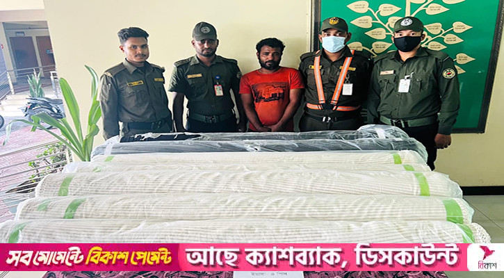 বন্দরে কনটেইনারের কাপড় চুরির সময় আটক ১