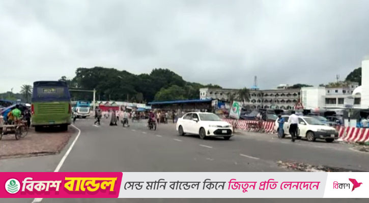ফরিদপুরে সড়ক-রেলপথ অবরোধের পর থমথমে পরিস্থিতি, যানবাহন চলাচল স্বাভাবিক