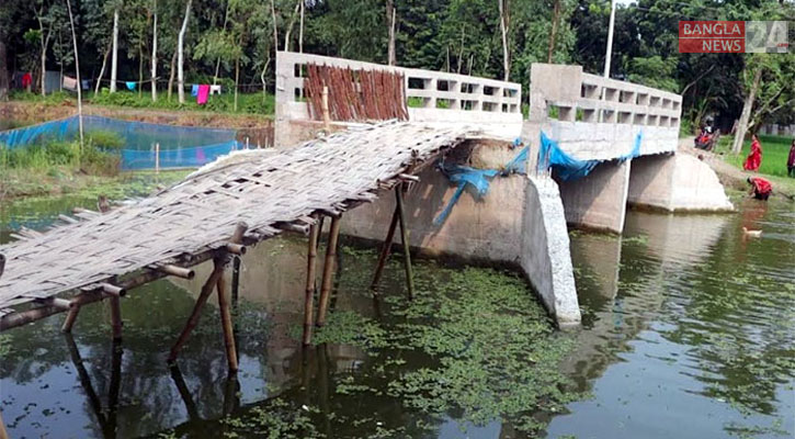 সংযোগ সড়ক নেই ৩৪ লাখ টাকার সেতুতে, ভরসা বাঁশের সাঁকো