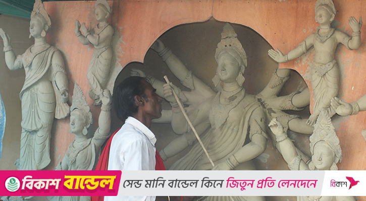 ঈশ্বরদীতে শারদীয় দুর্গোৎসব ঘিরে শেষ মুহূর্তের ব্যস্ততা