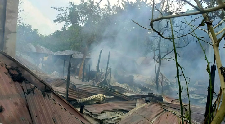 নীলফামারীতে আগুনে পুড়ল ৩৫ বসতঘর