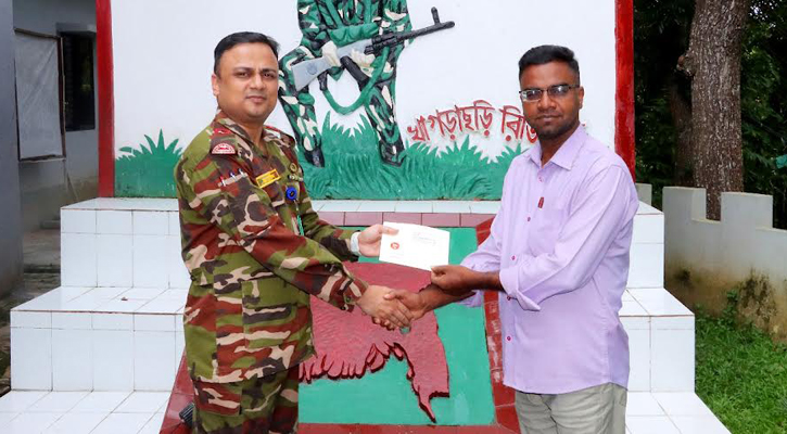 খাগড়াছড়িতে দুর্গাপূজা উপলক্ষে সেনাবাহিনীর শুভেচ্ছা উপহার