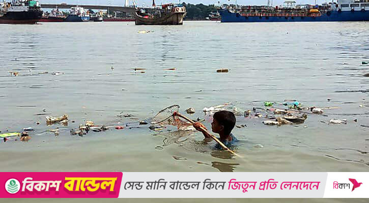 আগে জালে উঠতো মাছ, এখন আসে বর্জ্য