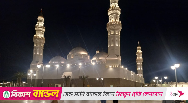 রাতের নয়নাভিরাম মসজিদে কুবা