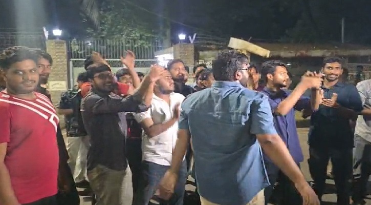 ডাকসুর ব্যালট নীলক্ষেতে ছাপা নিয়ে বিতর্ক, উপাচার্যের বাসভবনের সামনে বিক্ষোভ
