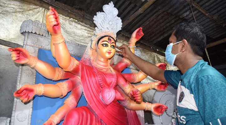 রং-তুলির আঁচড়ে সেজে উঠছে দেবী দুর্গা
