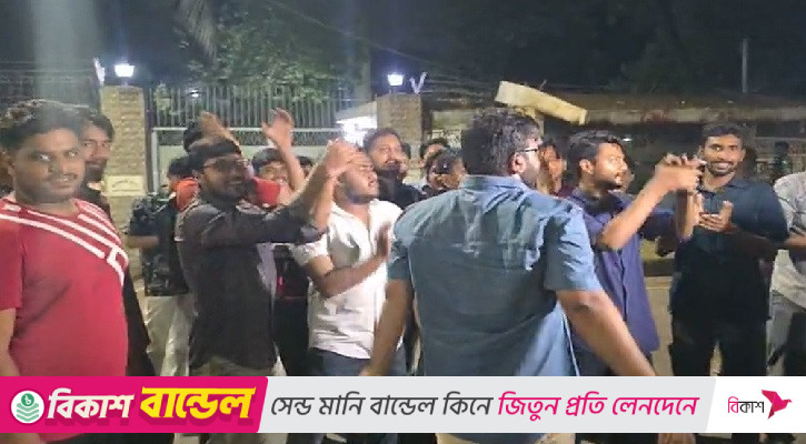 ডাকসুর ব্যালট নীলক্ষেতে ছাপা নিয়ে বিতর্ক, উপাচার্যের বাসভবনের সামনে বিক্ষোভ