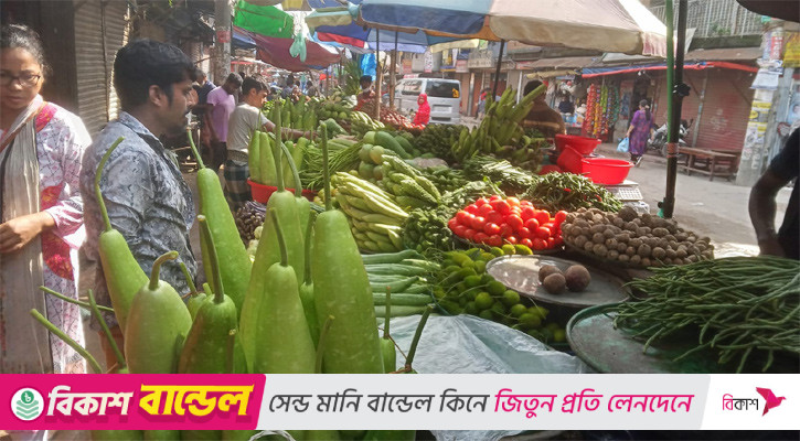 বাজারে চড়া সব পণ্যের দাম, দিশেহারা ক্রেতা