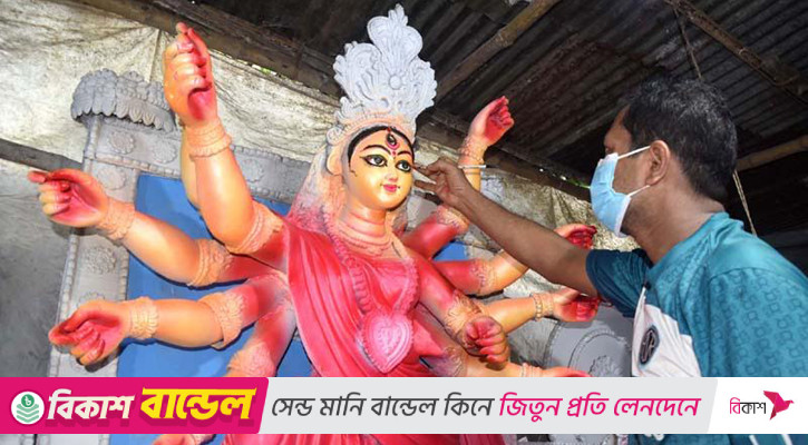 রং-তুলির আঁচড়ে সেজে উঠছে দেবী দুর্গা