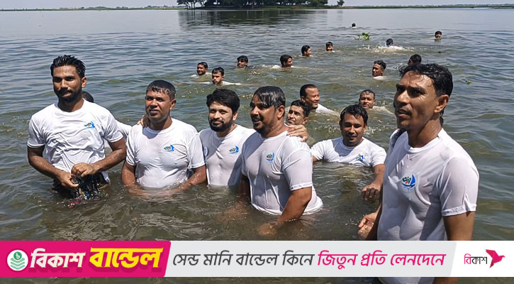 বিশ্ব নদী দিবসে ব্রাহ্মণবাড়িয়ার তিতাস নদীতে গণগোসল