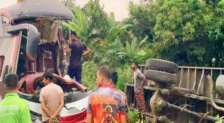 মীরসরাইয়ে কাভার্ডভ্যানে বাসের ধাক্কা, প্রাণ গেল হেলপারের