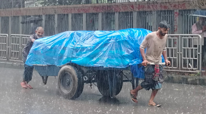 ঢাকা: হিন্দু ধর্মাবলম্বীদের সবচেয়ে বড় উৎসব শারদীয় দুর্গাপূজা উপলক্ষে টানা চার দিনের সরকারি ছুটি শুরু হয়েছে আজ থেকে। আর ছুটির প্রথম দিন, অর্থাৎ মহানবমীর ভোরেই ঝিরিঝিরি বৃষ্টিতে ভিজেছে রাজধানী ঢাকা। ...
