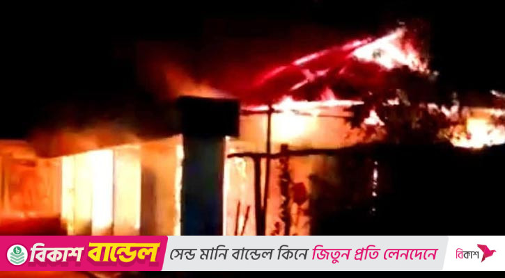 গভীর রাতে ফেঞ্চুগঞ্জে অগ্নিকাণ্ডে পুড়ল ৩ বসতঘর