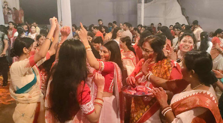 বিজয়া দশমীতে সিঁদুর খেলা 