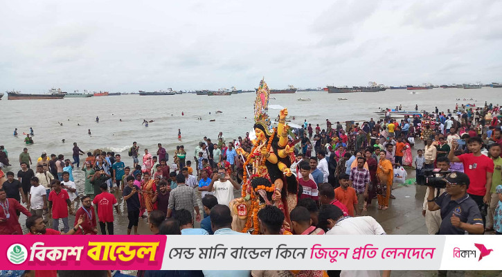 ভক্তের চোখের জলে দেবীদুর্গার বিদায়, বিসর্জনে পতেঙ্গায় ঢল