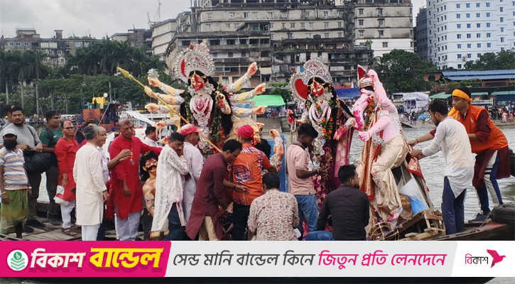 চোখের জলে প্রতিমা বিসর্জন, শেষ হলো শারদীয় দুর্গোৎসব