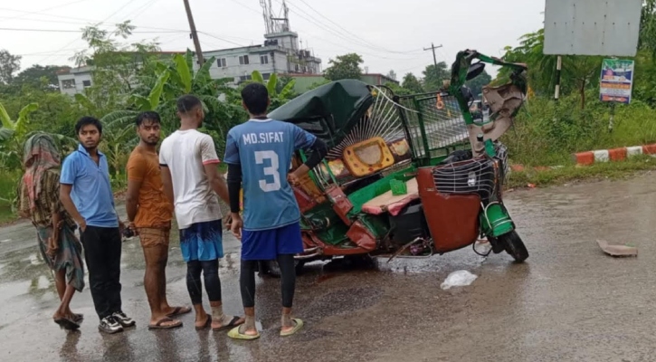 গাজীপুরে অটোরিকশায় ট্রাকের ধাক্কা, নিহত ২