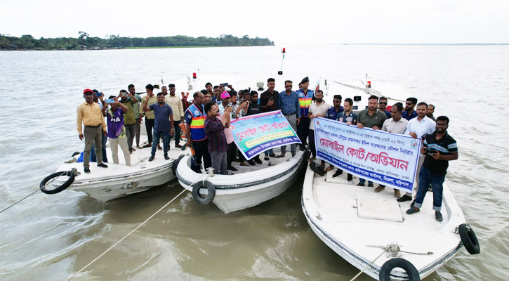 বরিশালে মা ইলিশ সংরক্ষণে নৌ-র‌্যালি: ড্রোন উড়িয়ে অভিযান