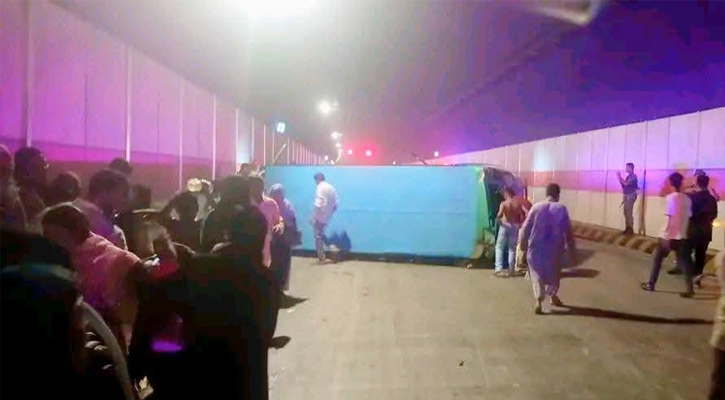 কর্ণফুলী টানেলে উল্টে গেল দ্রুতগতির বাস