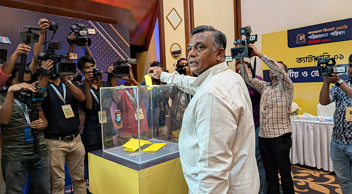 বিসিবি নির্বাচন: ভোট দিলেন আমিনুল ইসলাম বুলবুল