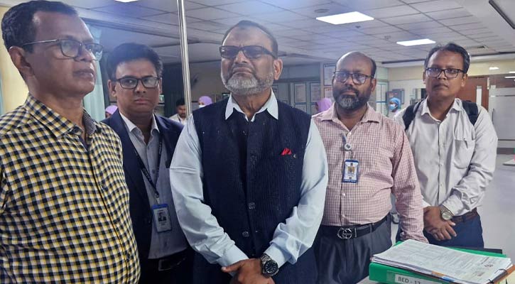 সৈয়দ মনজুরুল ইসলামকে দেখতে হাসপাতালে ঢাবি উপাচার্য