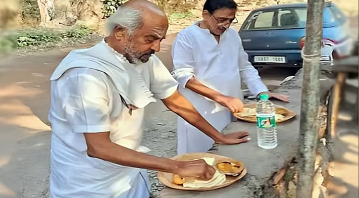 পথের ধারে পাতায় করে আহার সারছেন কে এই সুপারস্টার