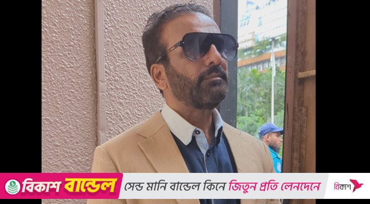 ‘দেশের ক্রিকেটে ভূমিকা রাখতে চাই’—ভোট দিতে এসে বললেন জাভেদ ওমর
