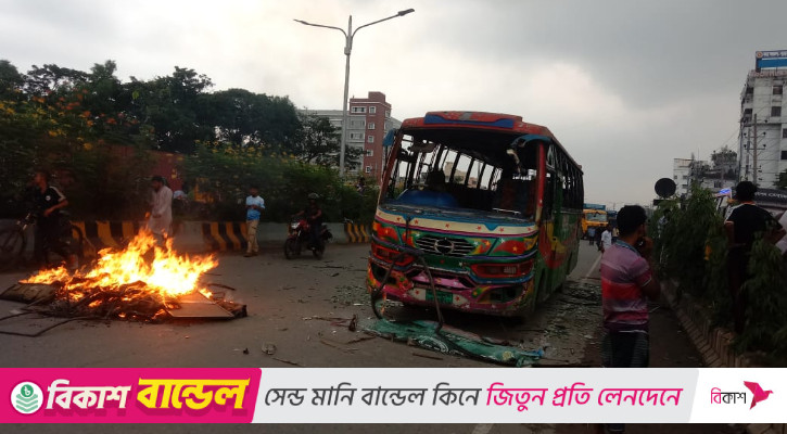 ফতুল্লায় সড়ক দুর্ঘটনায় নিহত ১, বাস ভাঙচুর-অগ্নিসংযোগ
