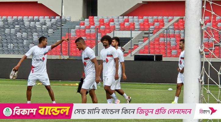 দীর্ঘ ভ্রমণ শেষে ক্লান্তিহীন হামজা, মাঠে নেমেই অনুশীলনে