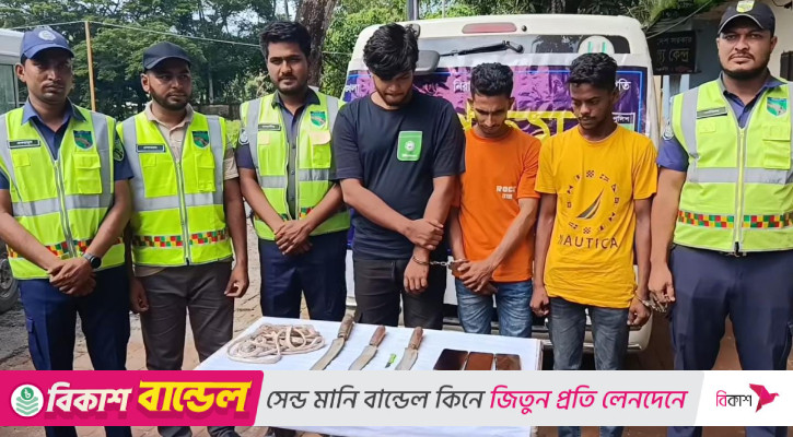 ছাগলনাইয়ায় অ্যাম্বুলেন্সে লুকানো ডাকাতির সরঞ্জাম, আটক ৩