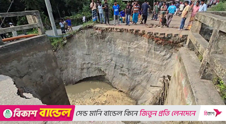 টাঙ্গাইলে ব্রিজের সংযোগ সড়ক ভেঙে লক্ষাধিক মানুষের ভোগান্তি