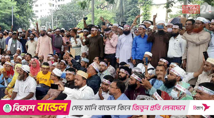 ‘মার্চ টু সচিবালয়’ কর্মসূচিতে অংশ নিতে শহীদ মিনারে শিক্ষকরা