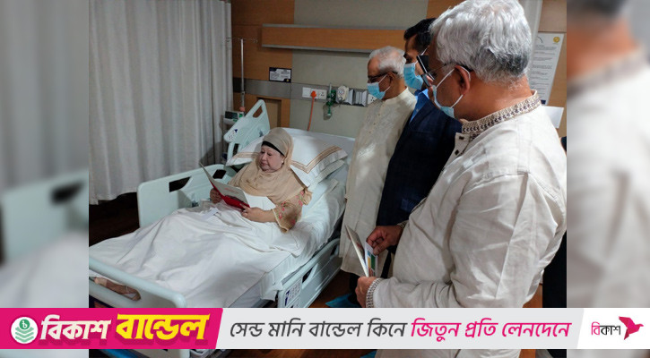 হাসপাতালে খালেদা জিয়ার হাতে আমন্ত্রণপত্র দিলেন ঐকমত্য কমিশনের সদস্যরা