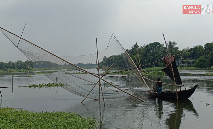বর্ষায় জমা পানিতে মাছ ধরছেন এক ব্যক্তি। রূপগঞ্জ থেকে ছবিটি তুলেছেন শাকিল আহমেদ