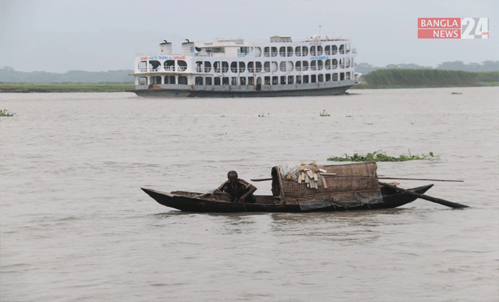 বরিশালের বাবুগঞ্জের আড়িয়াল খা নদে মাছ শিকার করছেন জেলে। মীরগঞ্জ ফেরিঘাট এলাকা থেকে ছবি তুলেছেন এন আমিন রাসেল।