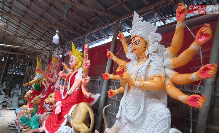 শিল্পীর রং-তুলিতে সেজে উঠছে দেব-দেবীর প্রতিমা। ছবি: সোহেল সরওয়ার