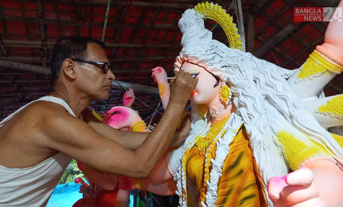 রং তুলির কাজে ব্যস্ত একজন প্রতিমা শিল্পী। ছবি: সোহেল সরওয়ার