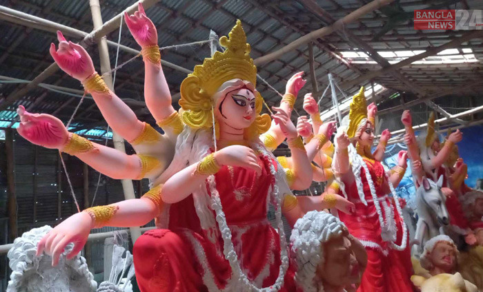 শিল্পীর রং-তুলিতে সেজে উঠছে দেব-দেবীর প্রতিমা। ছবি: সোহেল সরওয়ার