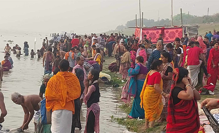 সিরাজগঞ্জে মহাষ্টমীর স্নানে যমুনায় পূণ্যার্থীর ঢল। ছবি: স্বপন চন্দ্র দাস