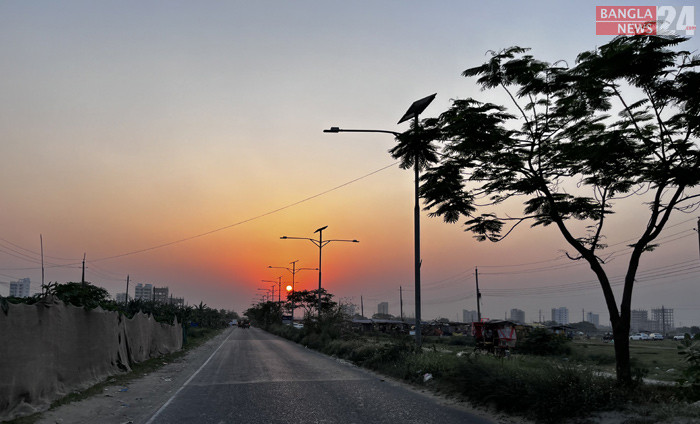 সূর্যাস্তের বিস্ময়কর সৌন্দর্য। ঢাকার উত্তরা দিয়াবাড়ি থেকে ছবি তুলেছেন রাজিন চৌধুরী।