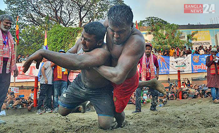 চট্টগ্রামের লালদিঘীতে ঐতিহ্যবাহী জব্বারের বলী খেলায় নতুন চ্যাম্পিয়ন কুমিল্লার বাঘা শরীফ। ছবি: সোহেল সরওয়ার