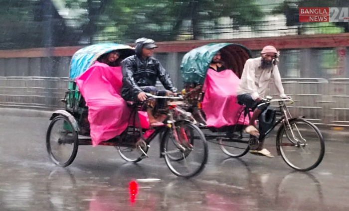 টানা বৃষ্টিতে ভোগান্তিতে পড়েছেন রাজধানীবাসী/ ছবি: শাকিল আহমেদ