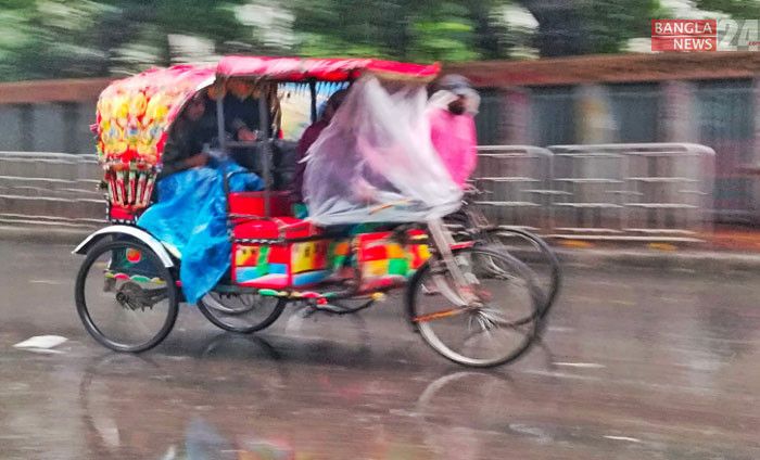 টানা বৃষ্টিতে ভোগান্তিতে পড়েছেন রাজধানীবাসী/ ছবি: শাকিল আহমেদ