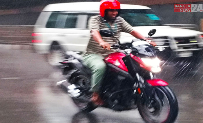 টানা বৃষ্টিতে ভোগান্তিতে পড়েছেন রাজধানীবাসী/ ছবি: শাকিল আহমেদ