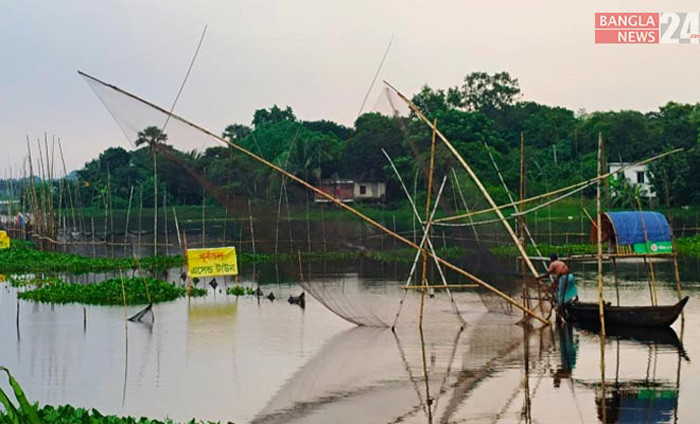 নারায়গঞ্জের রূপগঞ্জ উপজেলার মাঝিনা এলাকায় ভেসাল জাল দিয়ে মাছ শিকার করছেন এক ছেলে, ছবি: শাকিল আহমেদ