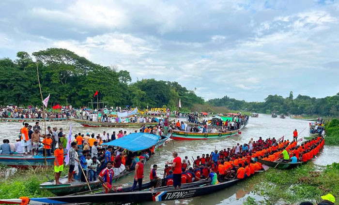 ঢাকার নবাবগঞ্জের ইছামতী নদীতে গ্রাম-বাংলার হাজার বছরের ঐতিহ্যবাহী নৌকা বাইচ অনুষ্ঠিত হয়েছে।